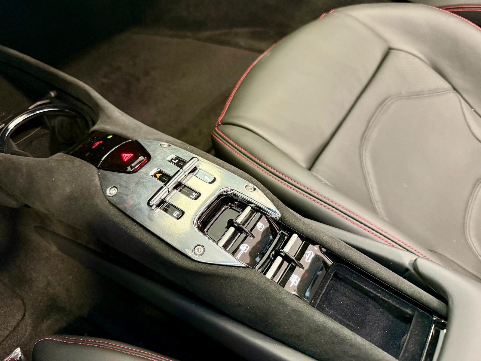 Fahrzeugabbildung Ferrari 296 GTS "Special Color" / LIFT / SURROUND VIEW