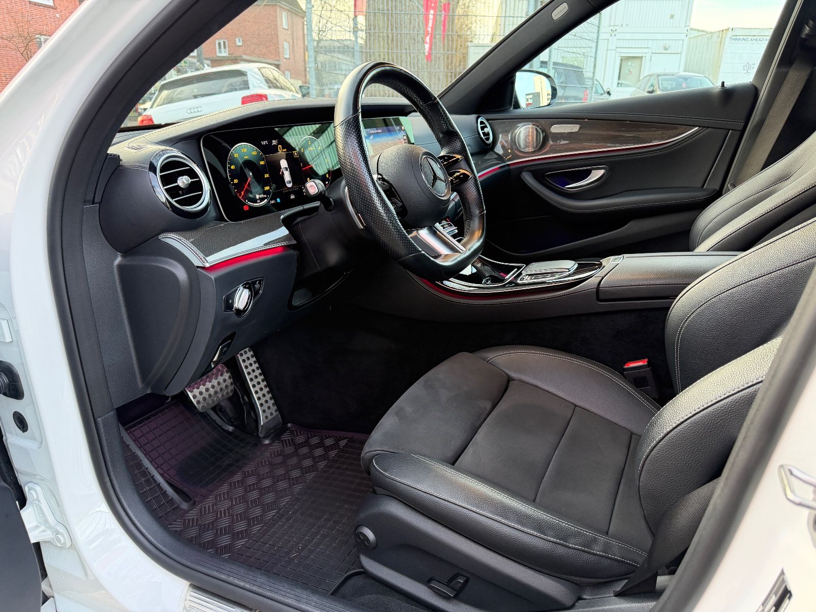 Fahrzeugabbildung Mercedes-Benz E 220d AMG*JUNGE STERNE*MUTLIBEAM*BURMESTER*AHK