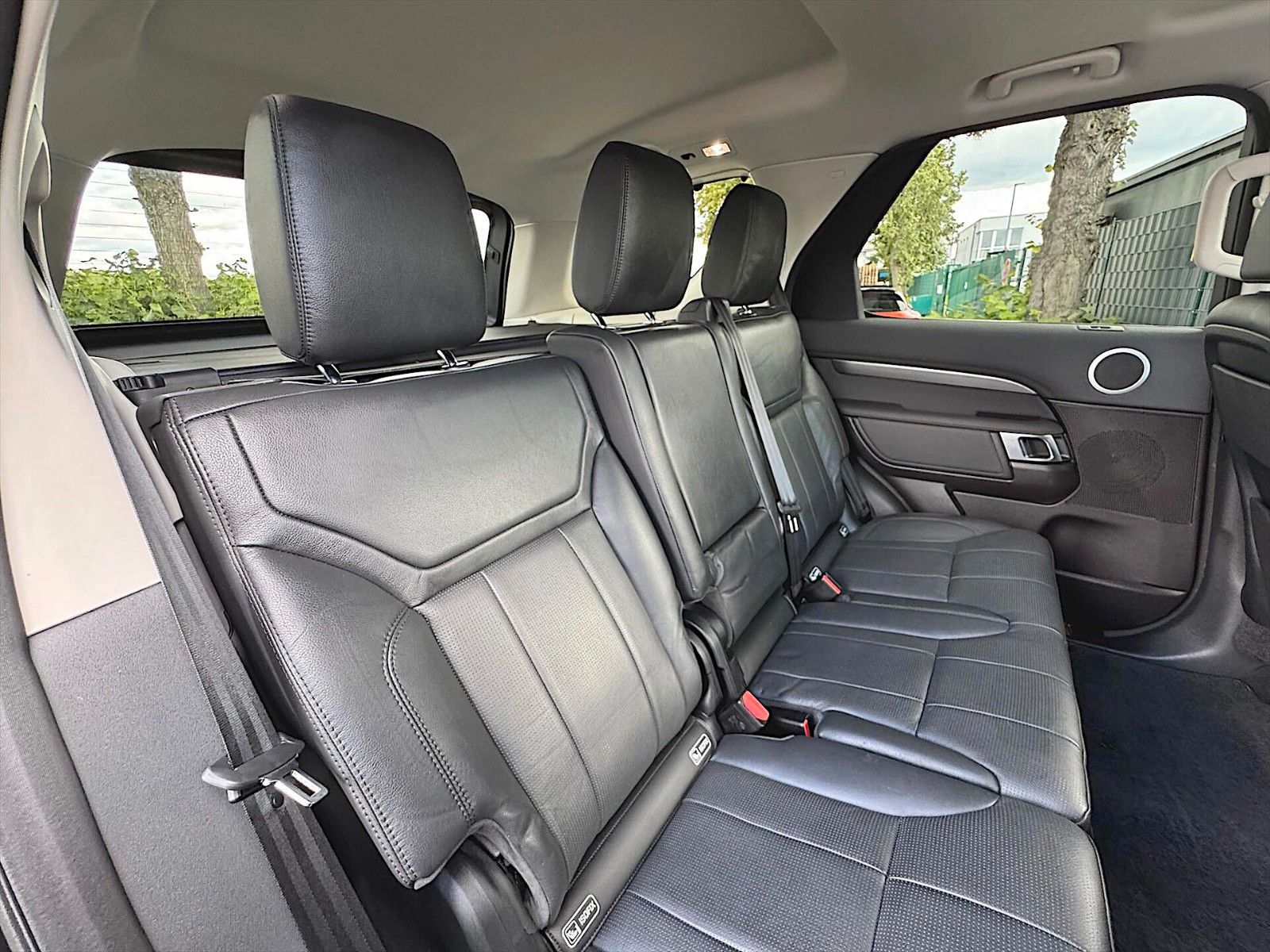 Fahrzeugabbildung Land Rover Discovery 5 2.0 TD SD4 HSE BLACK 4x4 *AHK*LED*