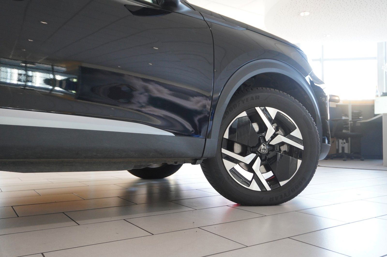 Fahrzeugabbildung Peugeot 2008 1.2 HYBRID ALLURE E-DSC NAVI/LED/SPORT/VIRT