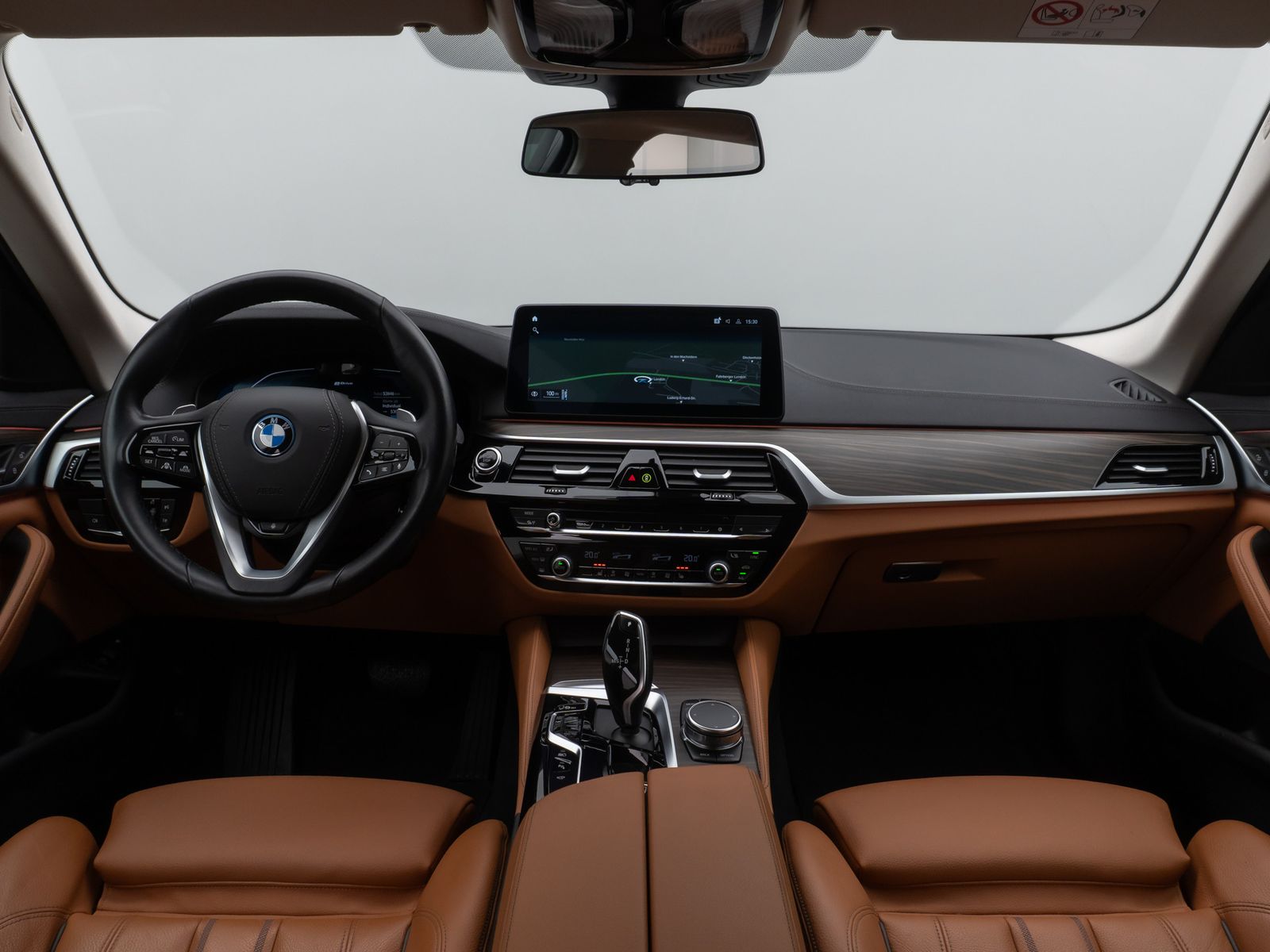 Fahrzeugabbildung BMW 530e xD LuxuryLine 360°HUD DAB AHK Komfort Sport