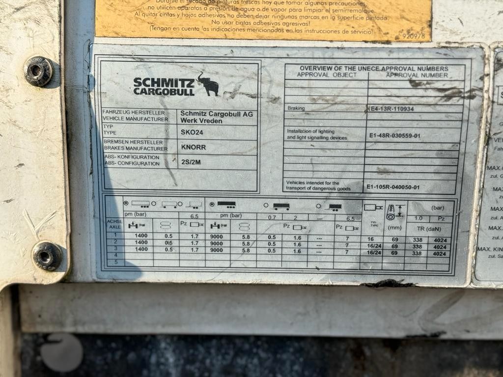 Fahrzeugabbildung Schmitz Cargobull Ferro Plast Koffer Isoliert Auflieger