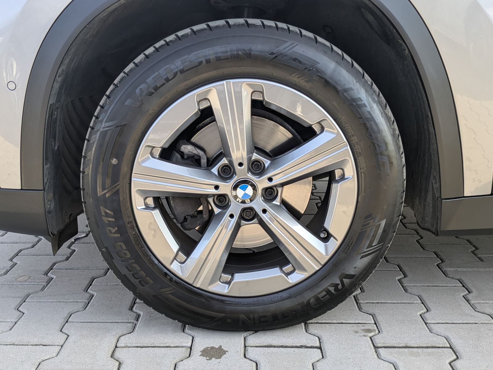 Fahrzeugabbildung BMW X1 18 d sDrive PANO/KAM/DAB/LED/SHZ/LHZ/TEMP