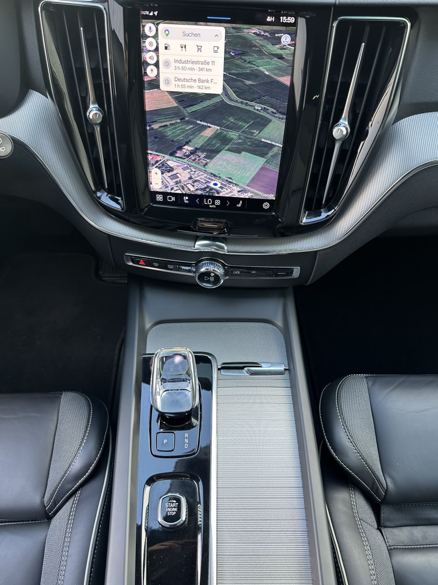 Fahrzeugabbildung Volvo XC60 B4 D Plus Dark NAV+LED+ACC+TOTW+AHK+H&K+1HD