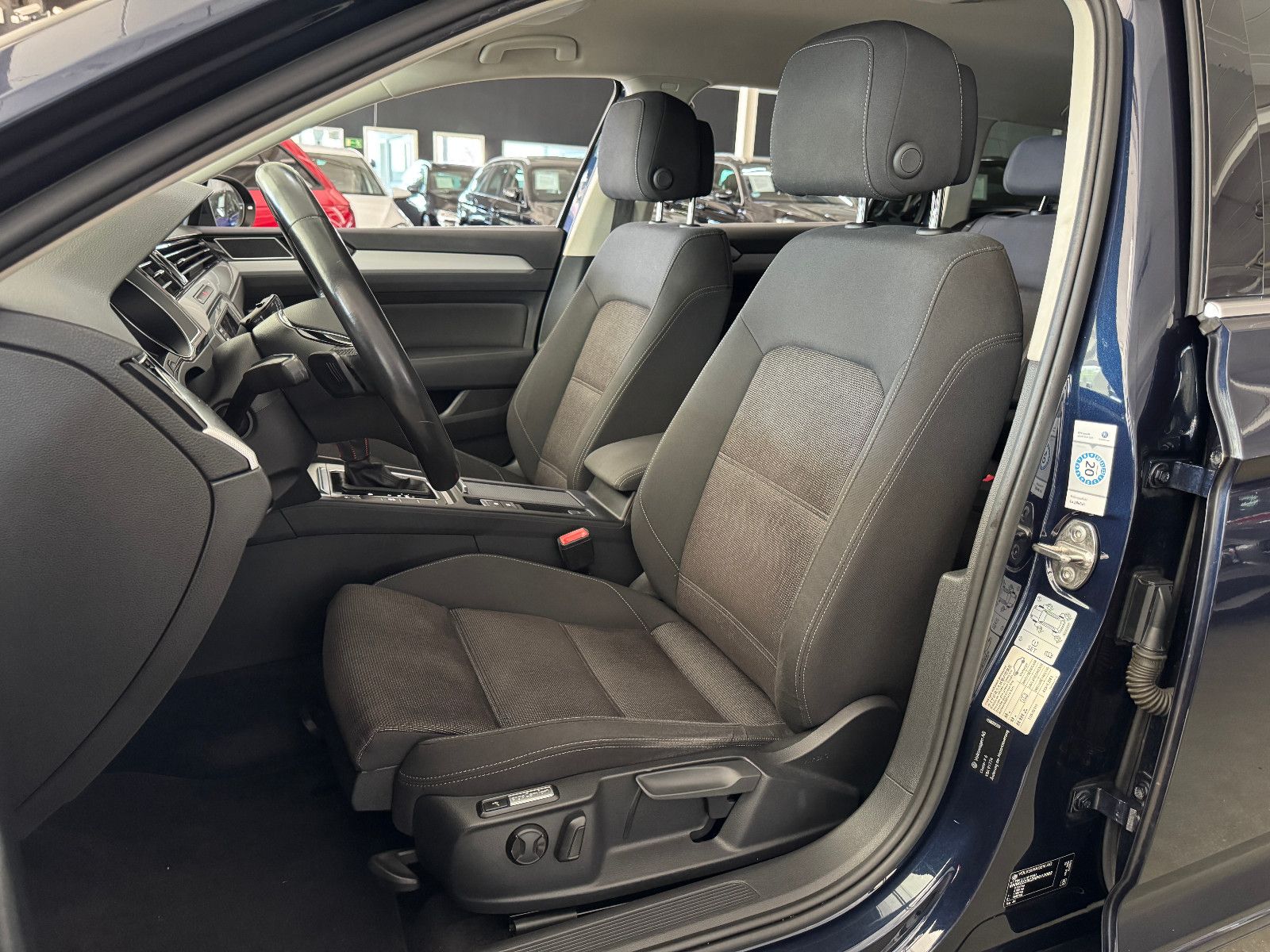 Fahrzeugabbildung Volkswagen Passat 2.0 TDI DSG COMFORTLINE NAVI LED AHK ACC