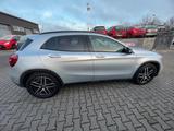 Mercedes-Benz GLA 200/Automatik/2.Ha/360Kamera/AHK/SHZ/Navi/ZV - silberne Mercedes-Benz GLA 200