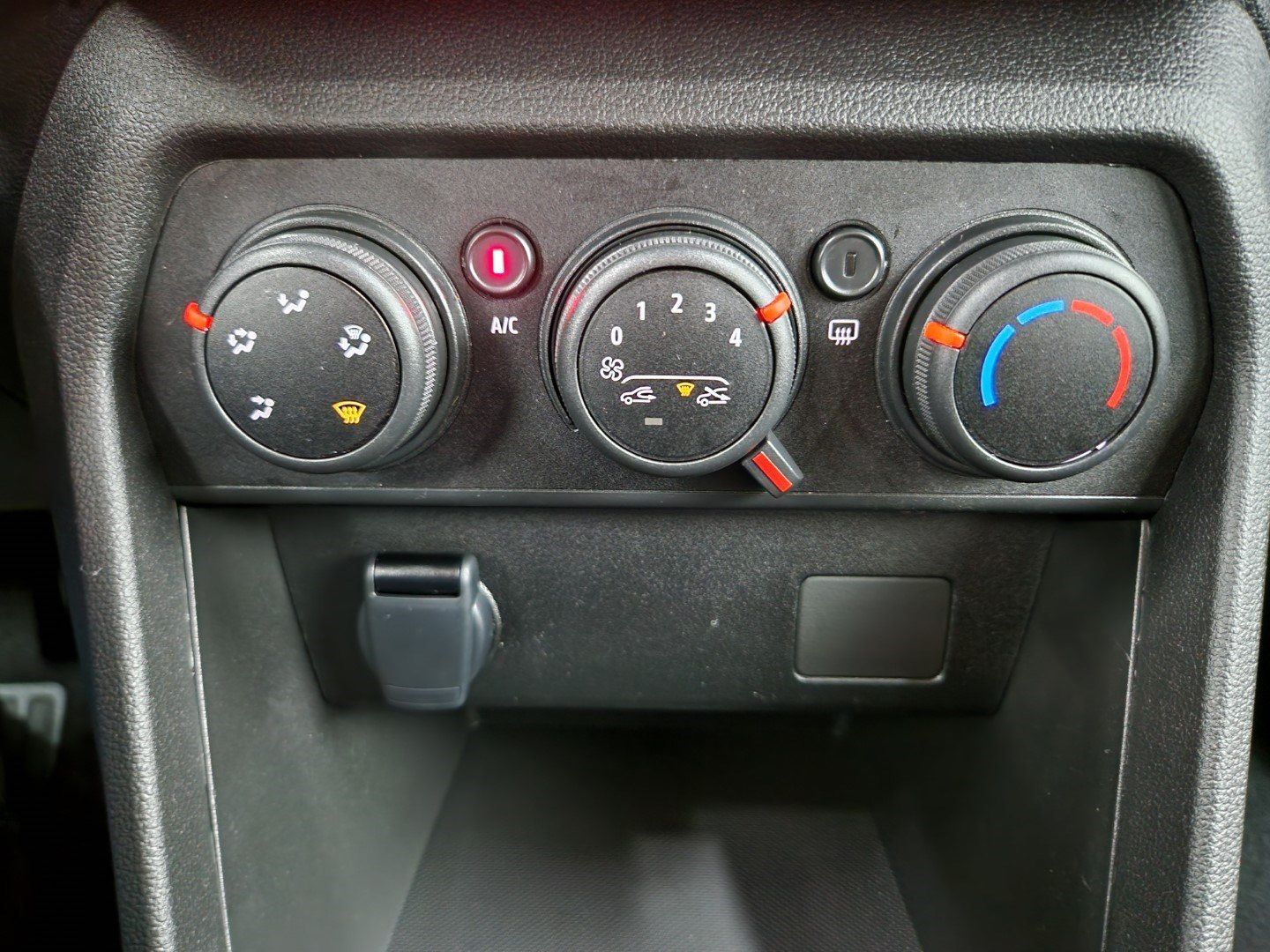 DACIA Sandero Essential Eco-G 100 Klimaanlage – Bild 16