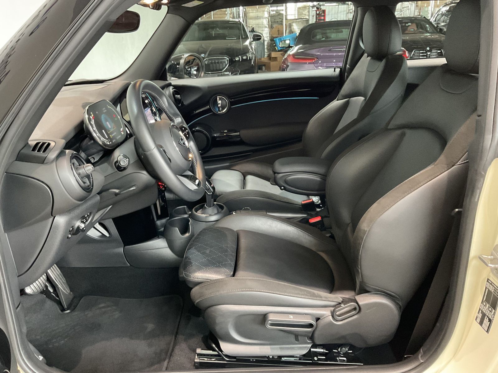 Fahrzeugabbildung MINI Cooper JCW Trim Autom. LED Navi Tempomat Klimaau