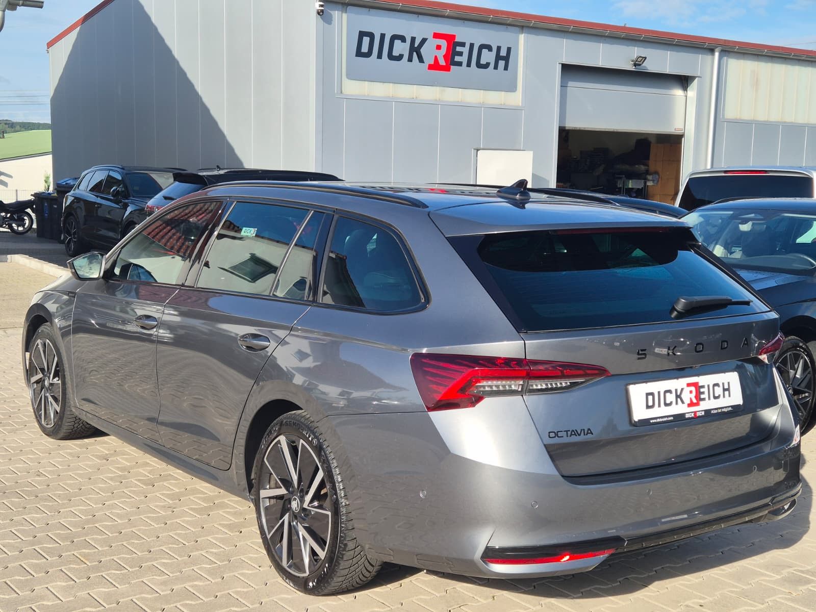 Fahrzeugabbildung SKODA Octavia 1.5 DSG Sportline PANO*MATRIX*AHK*5J.GAR