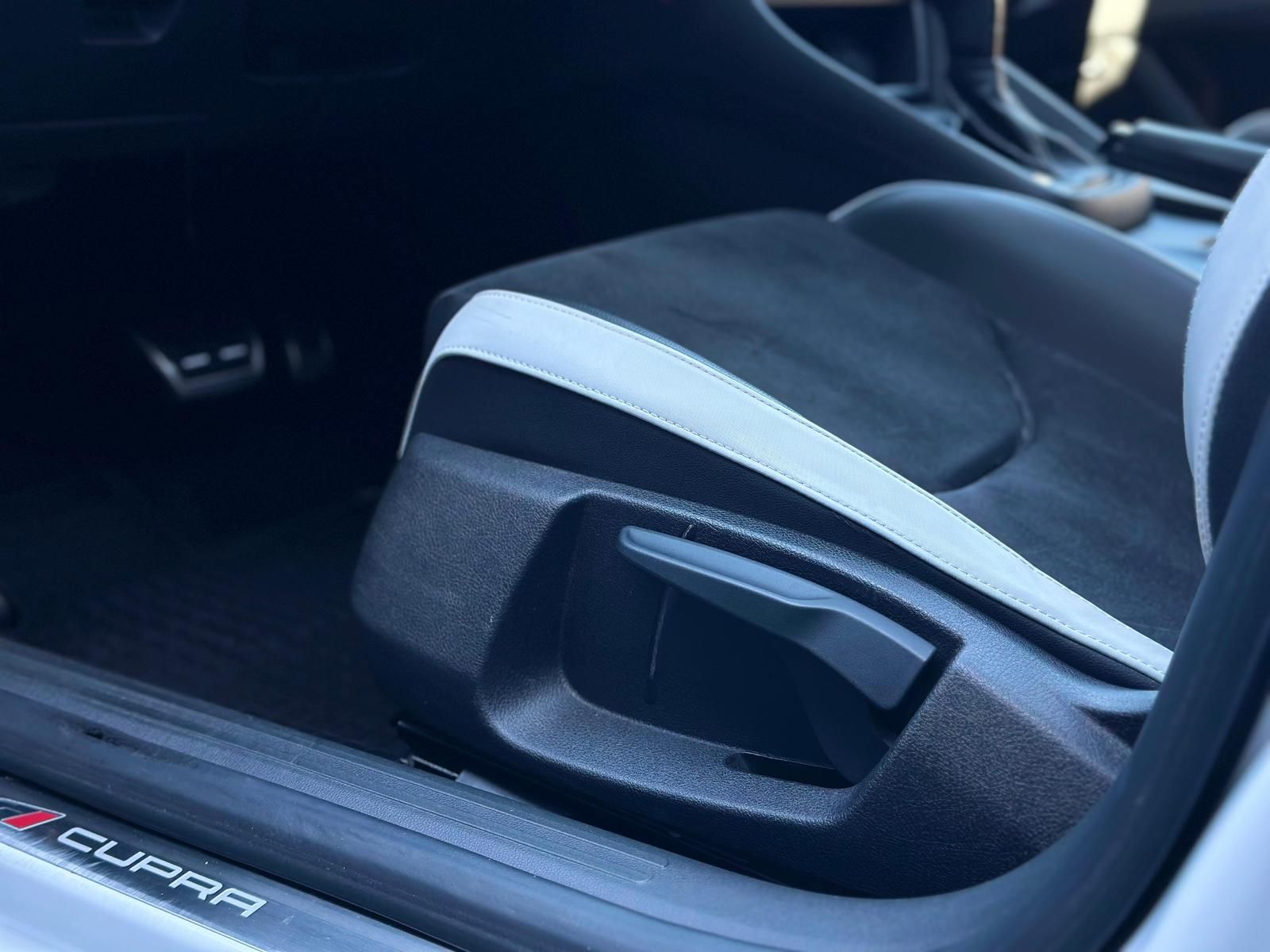 SEAT Leon 2.0TSI Cupra 280* LED#SHZ#TEMPO#SPUR#PANO - Image 19