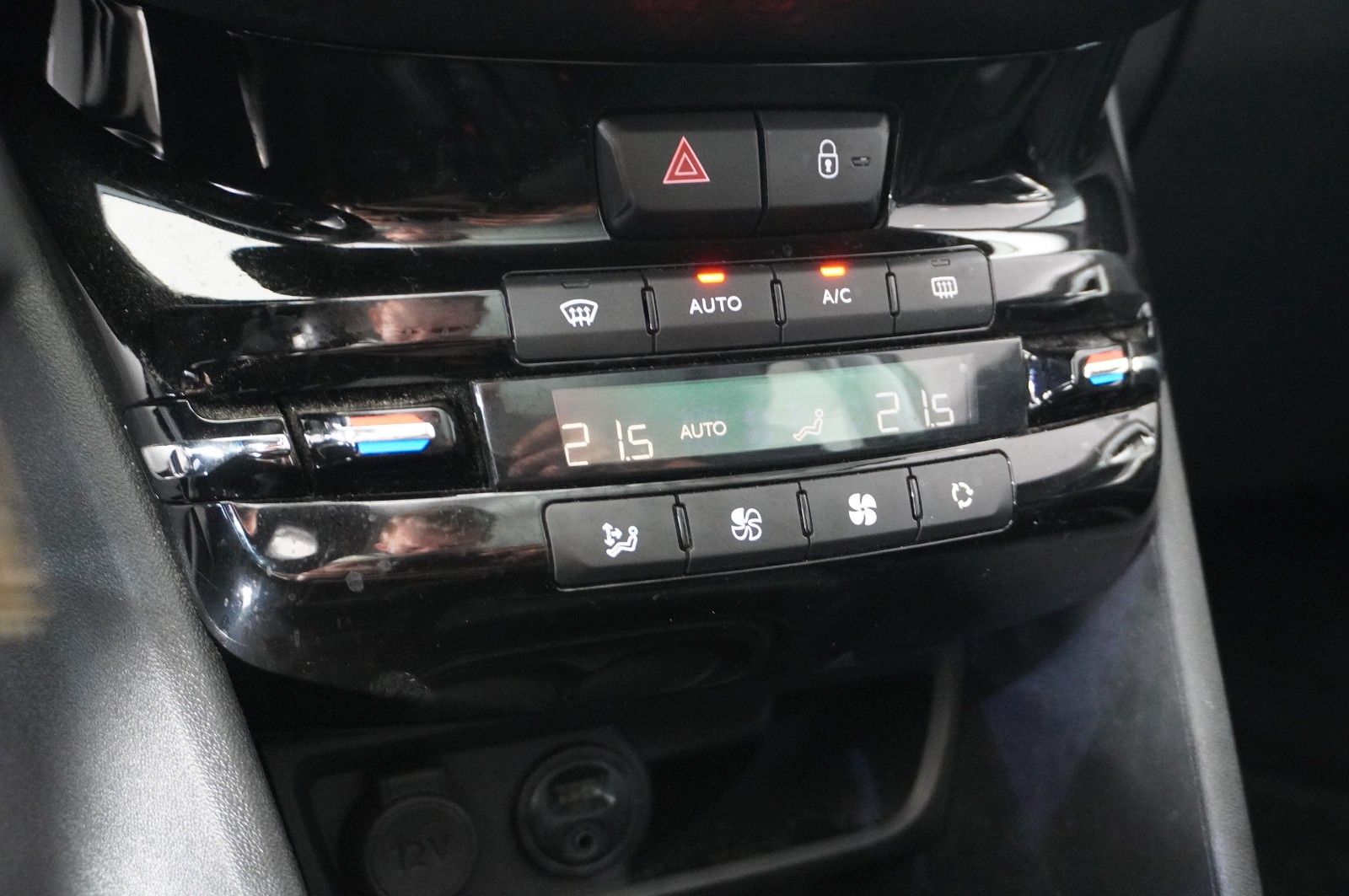 Fahrzeugabbildung Peugeot 2008 1.2 ALLURE NAVI/LED/KAMERA/SHZ/SPORT/TEMP.