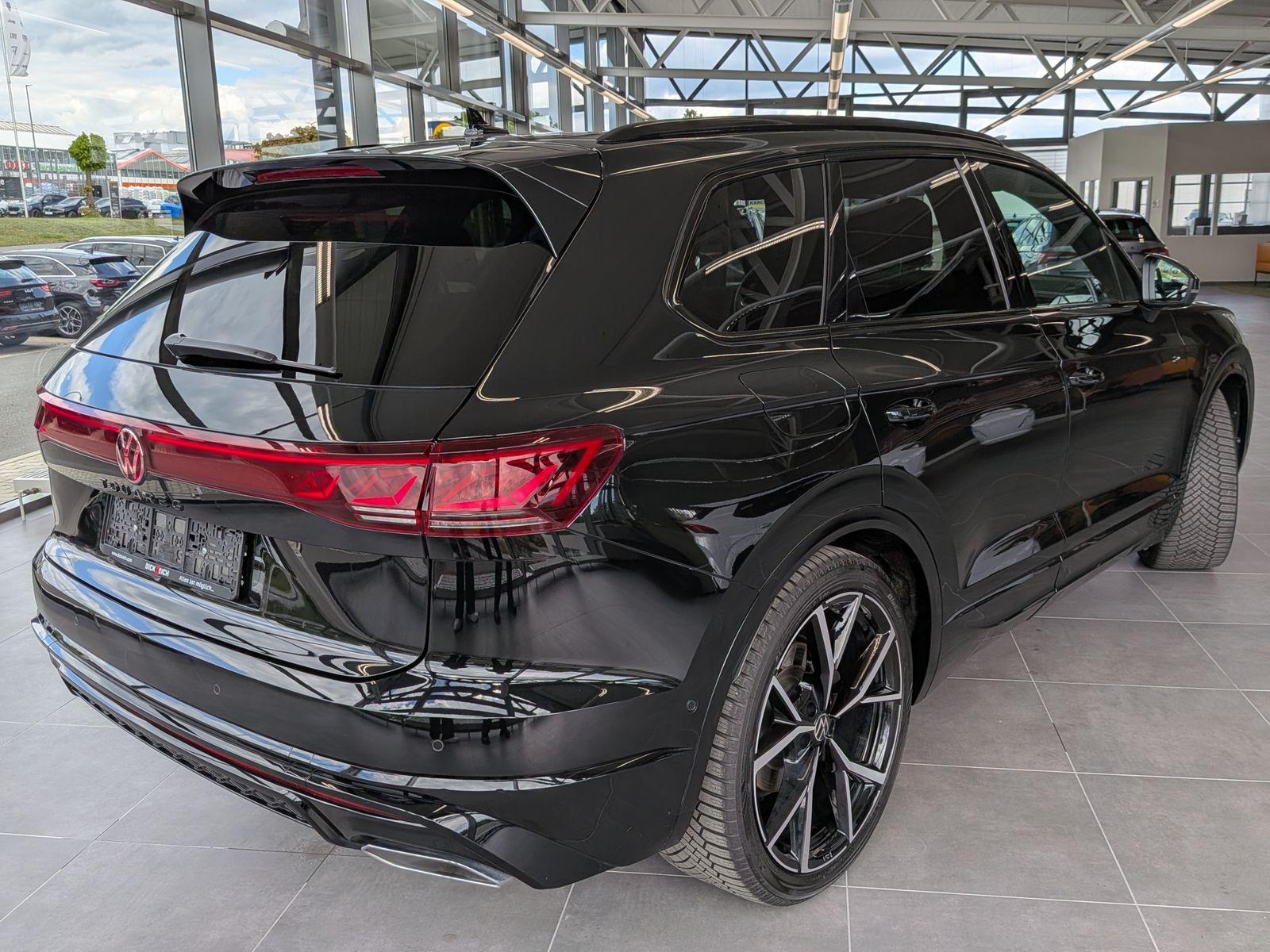 Fahrzeugabbildung Volkswagen Touareg 3.0TDI 4M R-Line VOLL Black 22" UPE 114T