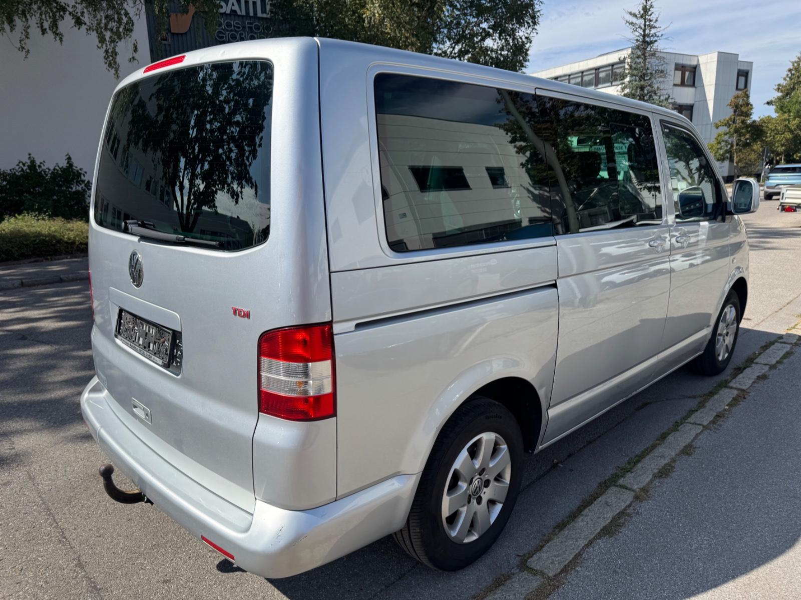 Volkswagen T5 Multivan Comfortline 2.5 TDI 5 cyl. 174 ch BVA / 1ère main / Chauffage auxiliaire / GPS / Attelage