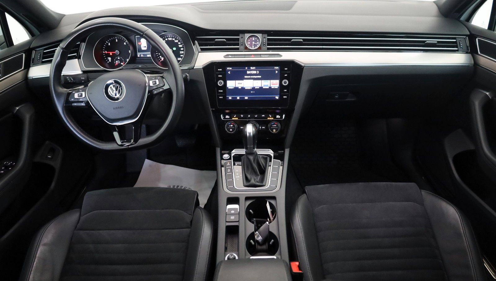 Fahrzeugabbildung Volkswagen Passat Variant R-line 4M,Navi,Kamera,ACC,AHK +WR