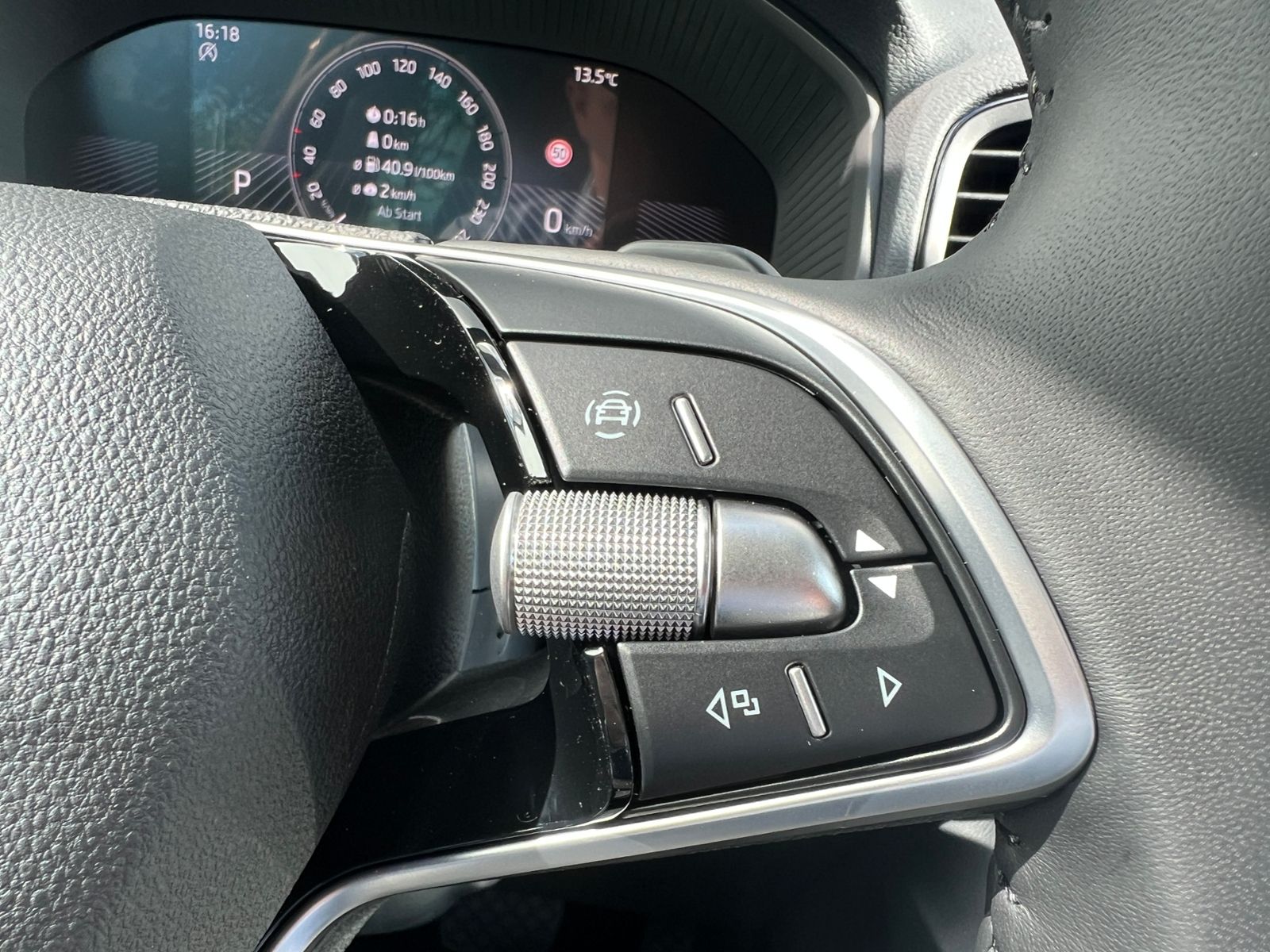 Fahrzeugabbildung SKODA Karoq Selection 1.5 TSI DSG *AHK, LED, ACC, 18"L
