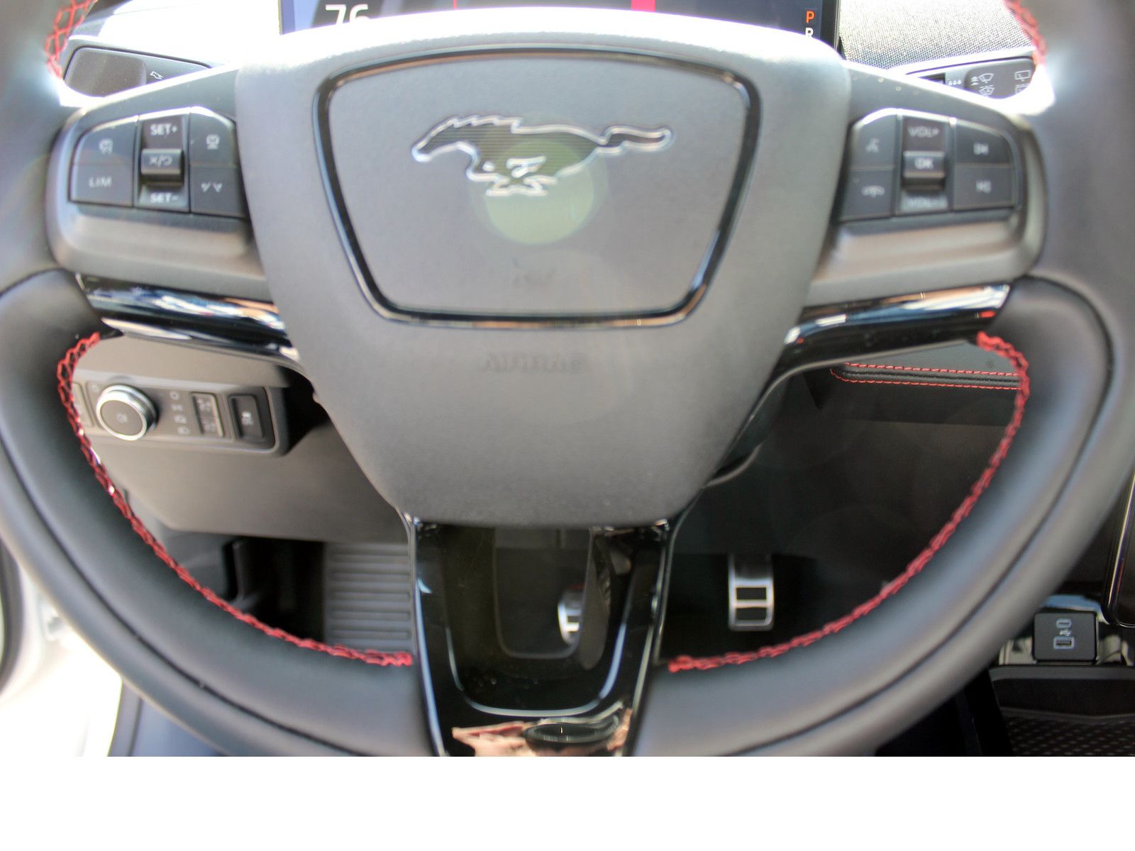 Fahrzeugabbildung Ford Mustang Mach-E AWD