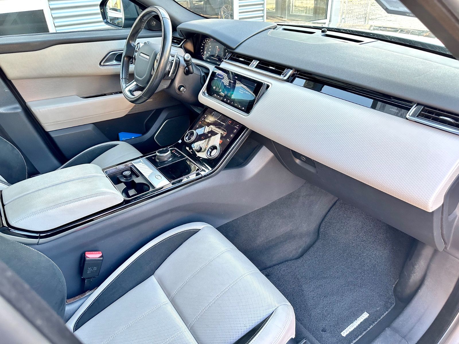 Fahrzeugabbildung Land Rover RANGE ROVER VELAR R-DYNAMIC*PANO+21`LM+MATRIX*