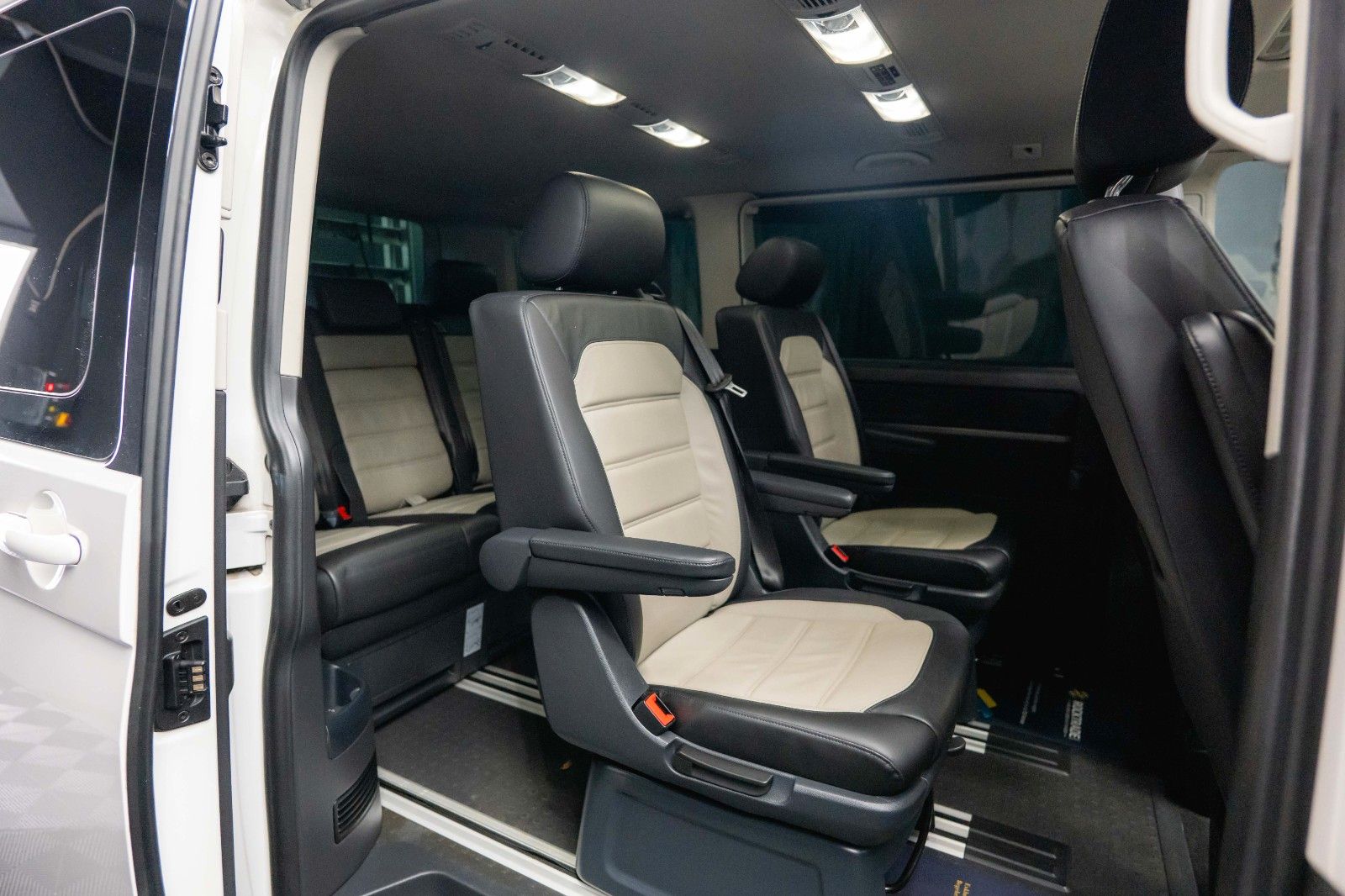 Fahrzeugabbildung Volkswagen T6 Multivan 2.0TDI DSG Edition 30 4Motion ACC