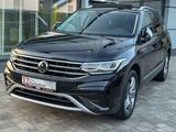 Volkswagen Tiguan Allspace 2.0 TDI Elegance 4Motion 7-Sitze - Volkswagen Tiguan Allspace mit Diesel-Antrieb: Schwarz, Alcantara, Standheizung