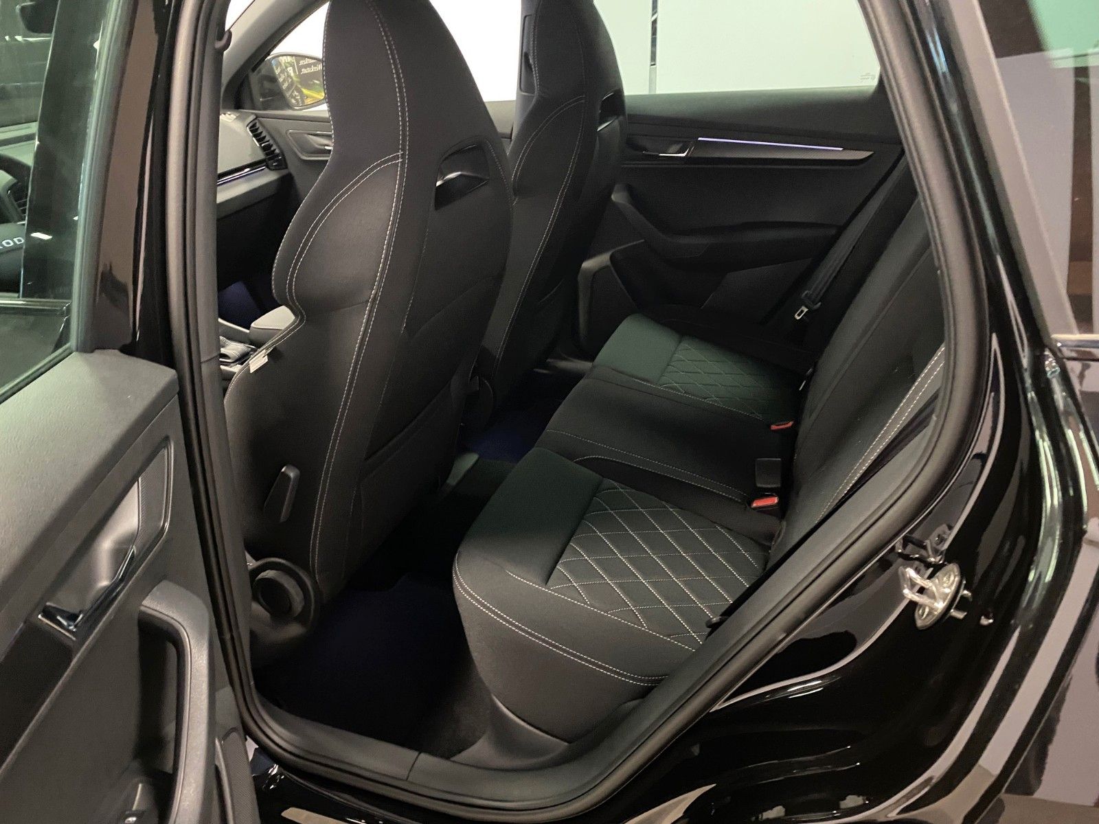 Fahrzeugabbildung SKODA Karoq 1.5l TSI DSG Sportline+NAVI+MATRIX+AHK+18"