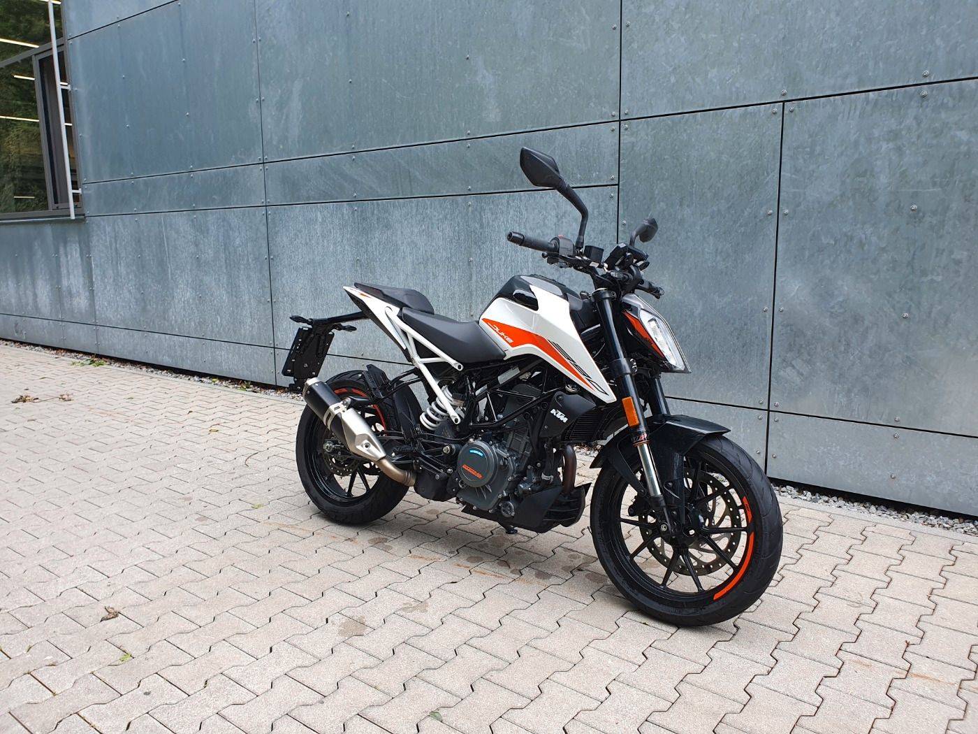 Fahrzeugabbildung KTM 390 Duke Modell 2022 mit Quickshifter