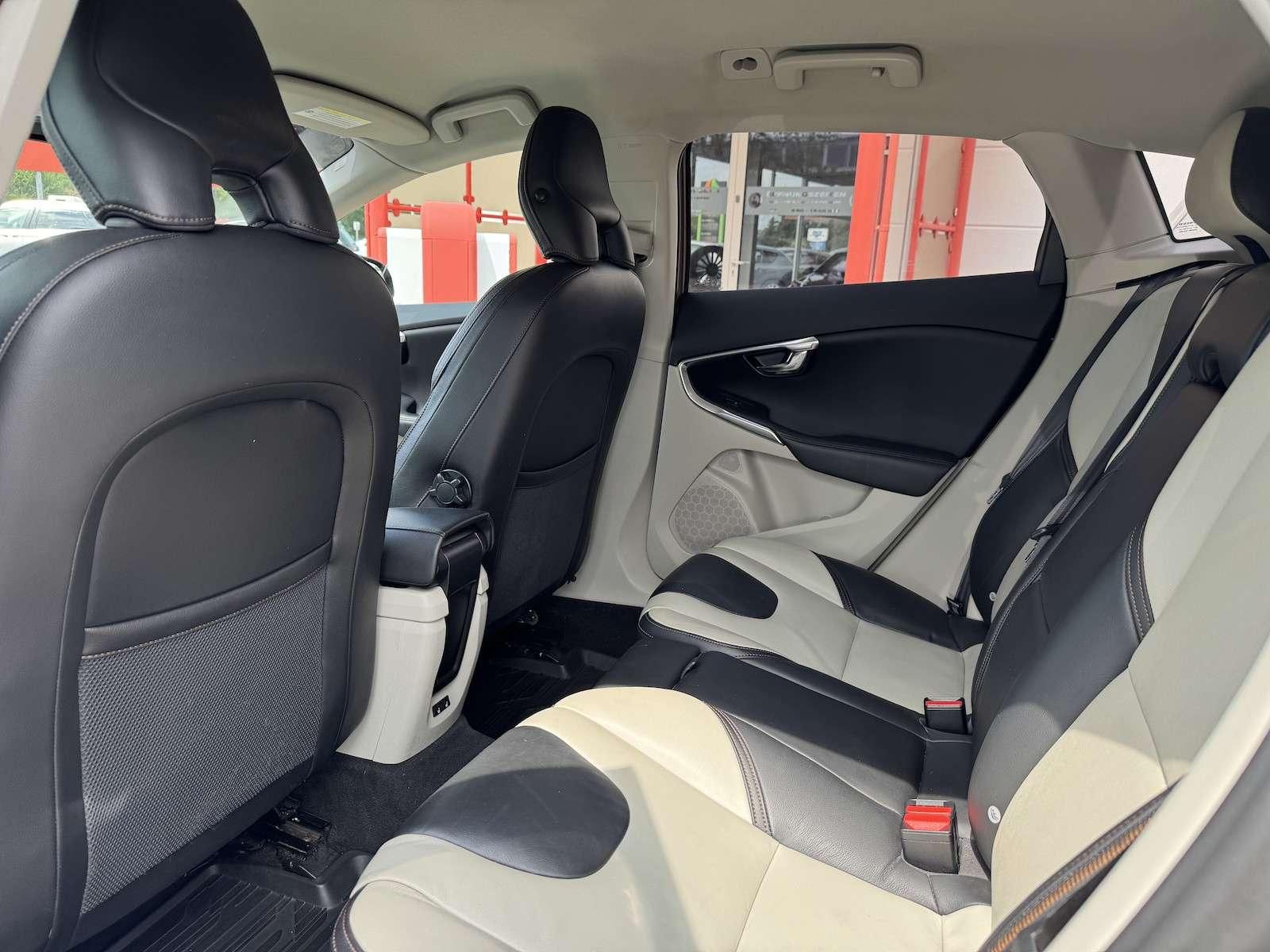 Fahrzeugabbildung Volvo V40 Cross Country T5 AWD/Navi/Xenon/StandHz 1...