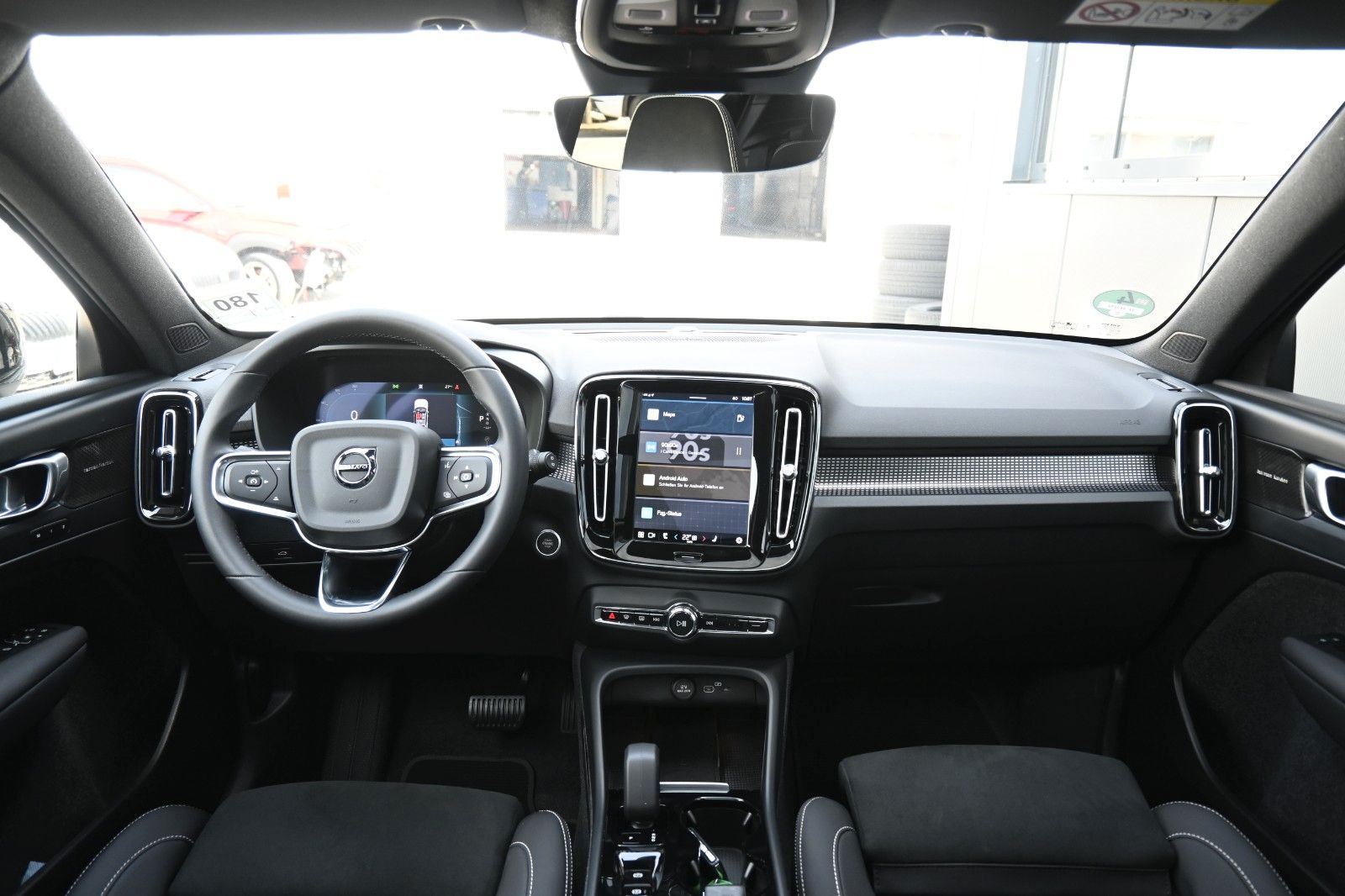 Fahrzeugabbildung Volvo XC40 B4 Plus Dark*LED*PANO*360*STHZ*H&K*DAB*BLIS