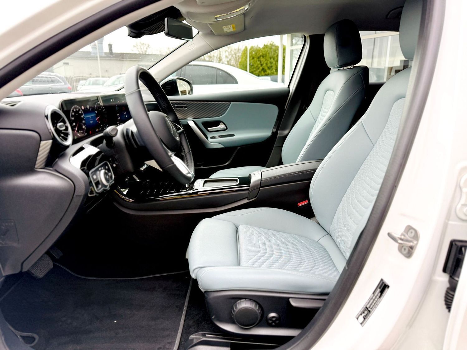 Fahrzeugabbildung Mercedes-Benz A 180 PROGRESSIVE & NIGHT, Autom., Winter, RFK,
