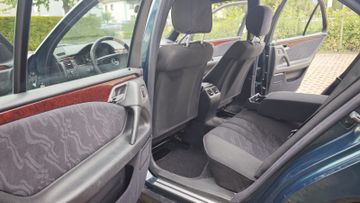 Mercedes E 230 - 12
