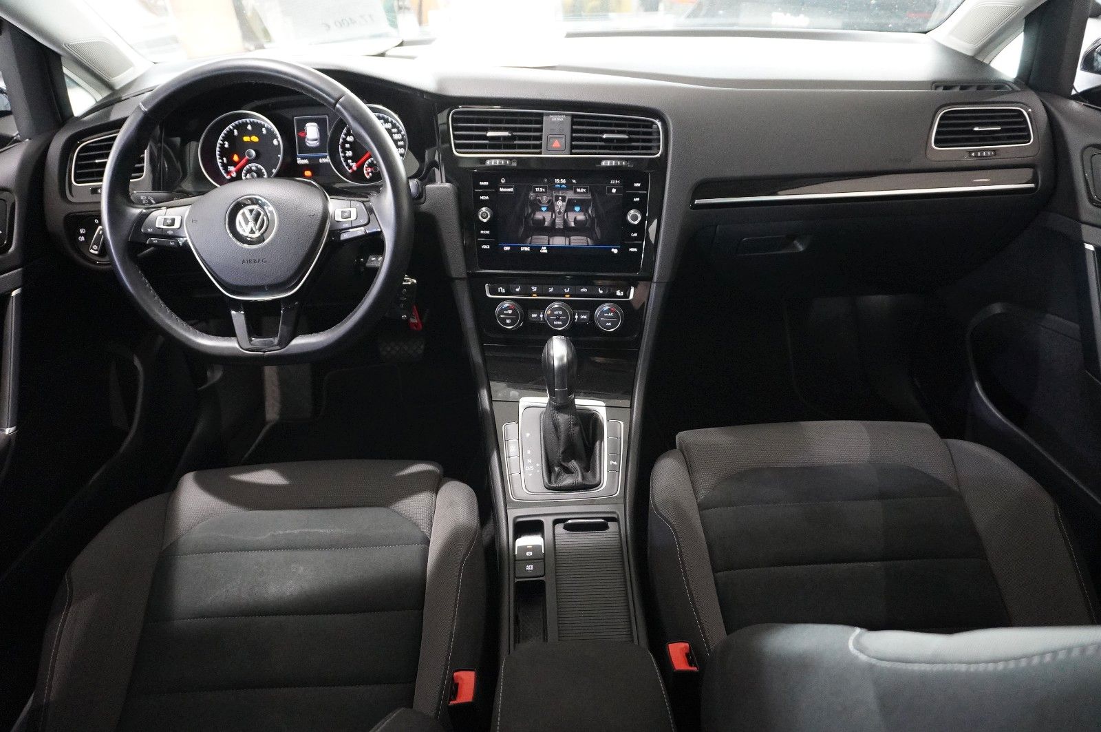 Fahrzeugabbildung Volkswagen Golf VII Lim. 1.5 TSI HIGHLINE DSG NAVI/LED/ACC