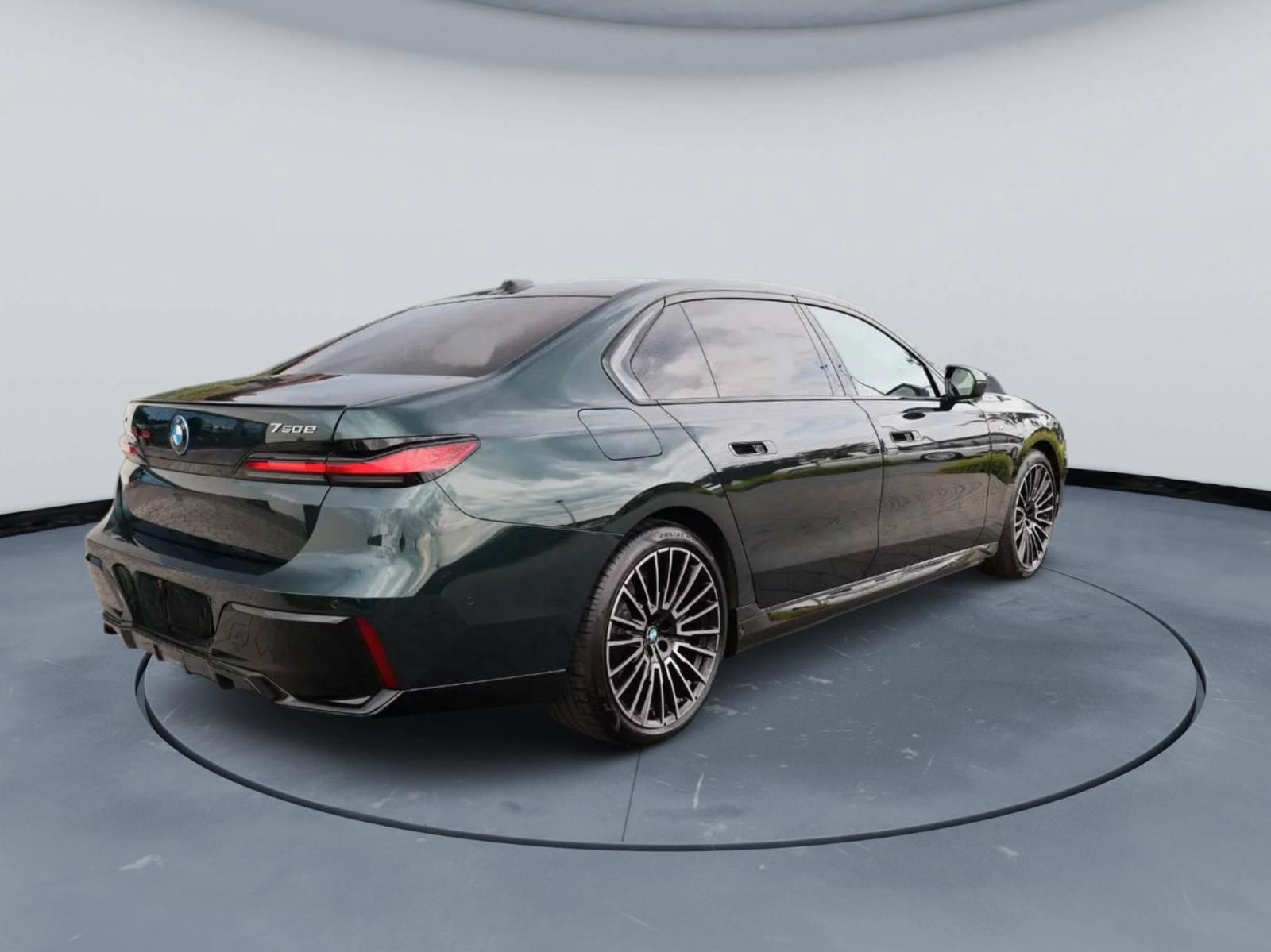 BMW 750e xDrive M Sport INDIVIDUAL Oxfordgrün