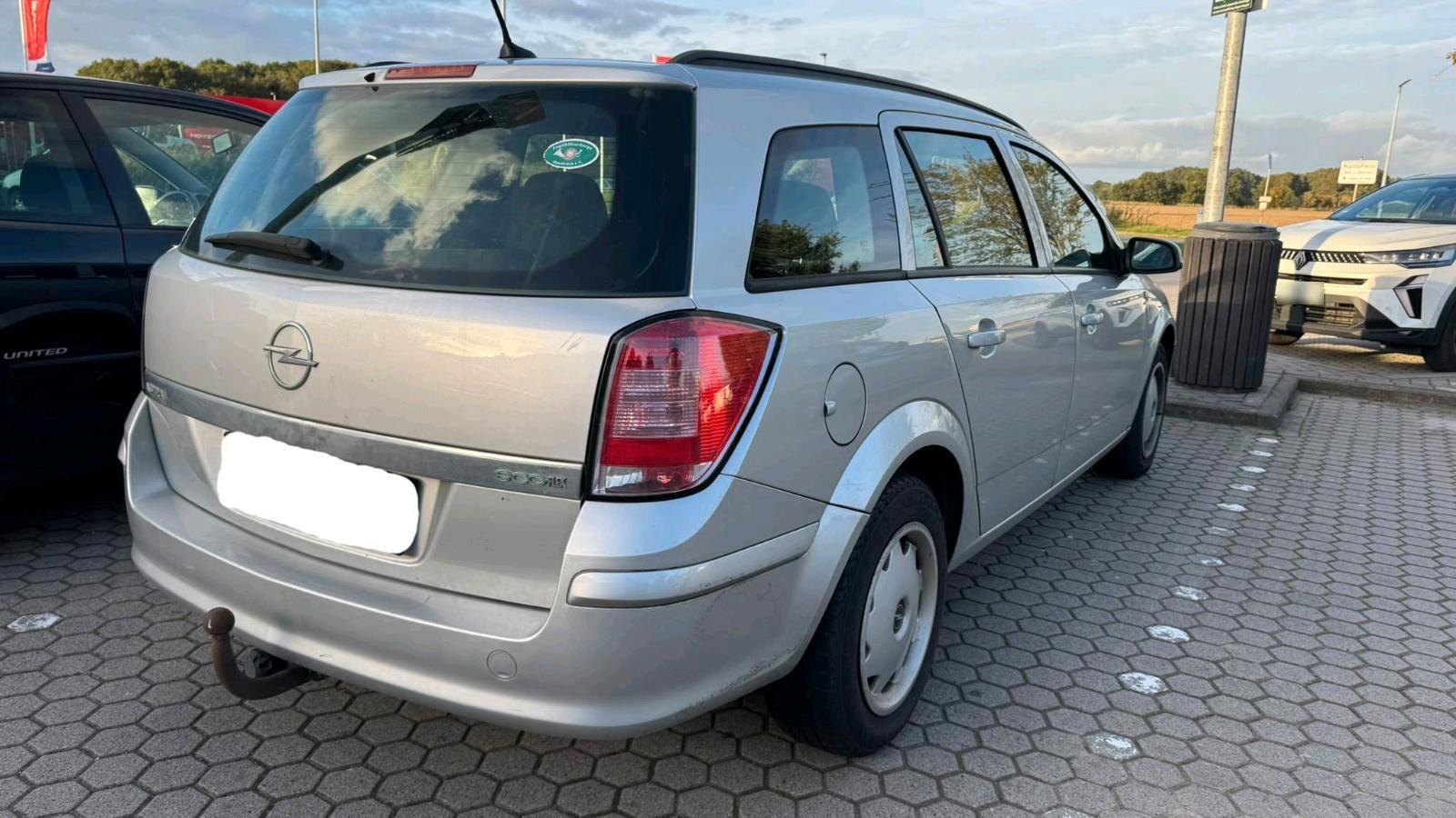 Opel Astra 2009 — rear view