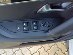 Fahrzeugabbildung Peugeot 2008 GT Pure Tec 130 EAT8, Schiebedach, Navi