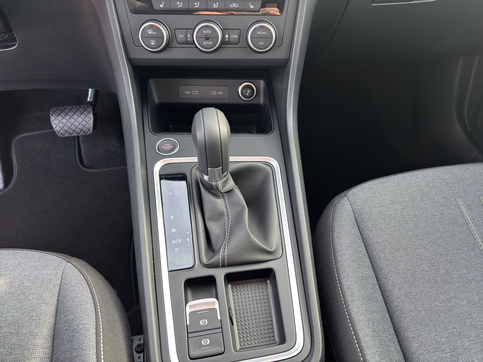 Fahrzeugabbildung SEAT Ateca Road Edition 1.5 TSI DSG GJR Kessy