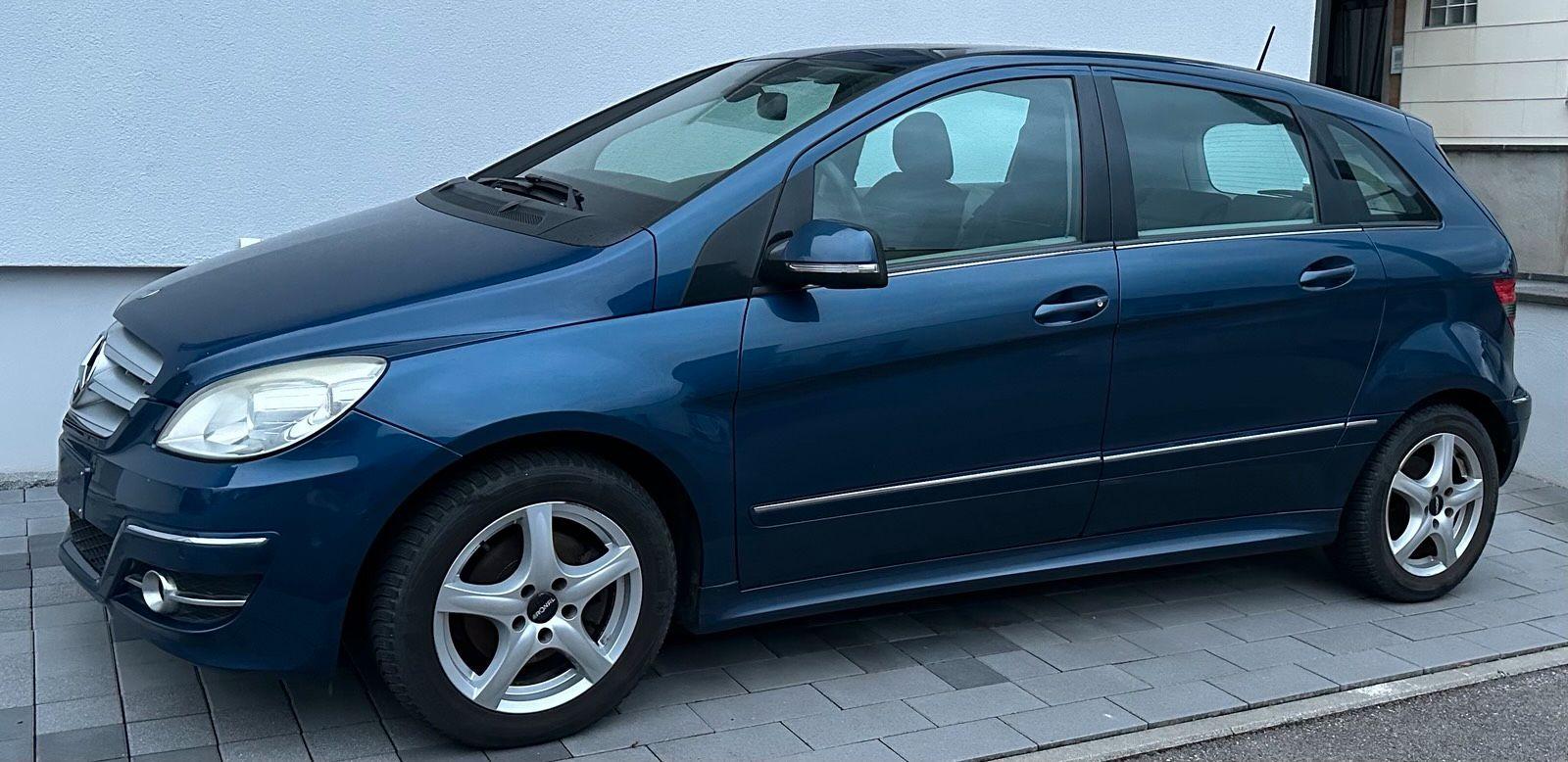 Mercedes-Benz B 180