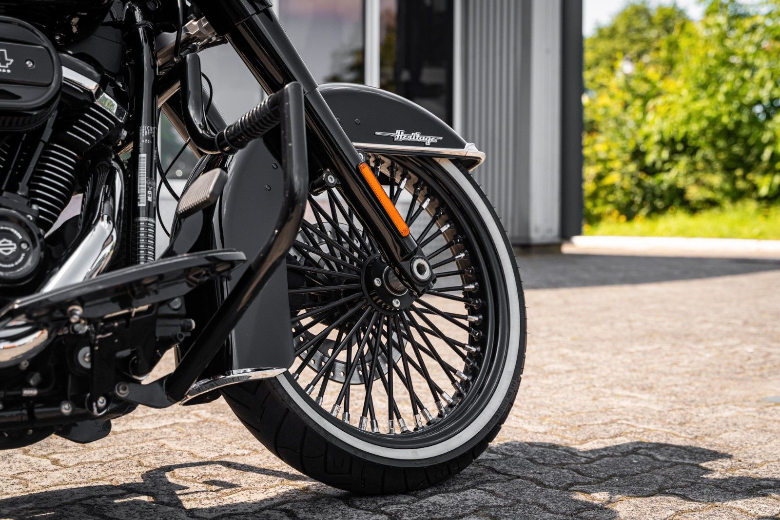 Fahrzeugabbildung Harley-Davidson FLHC Heritage - Chicano Umbau - Motorumbau -
