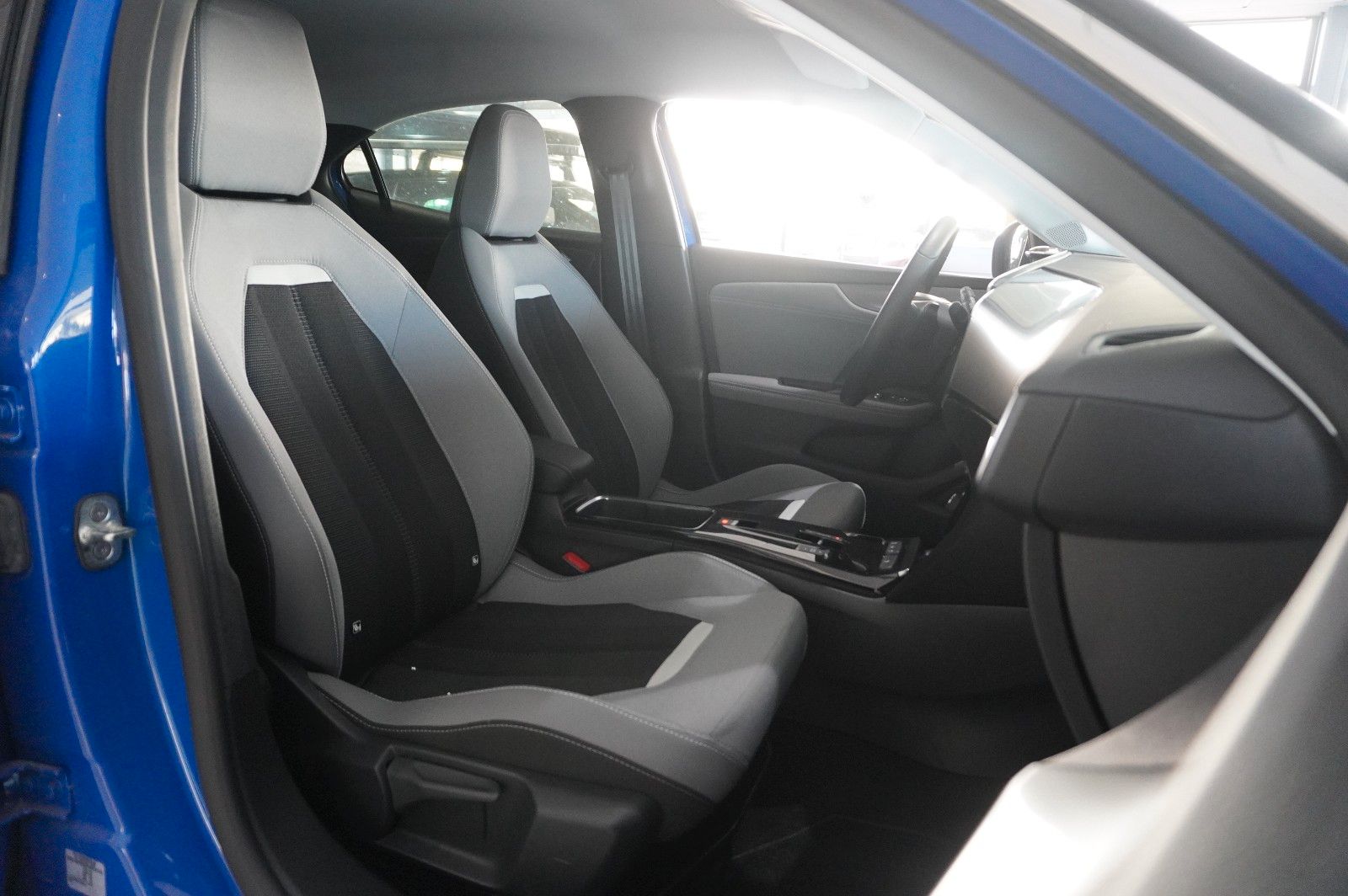 Fahrzeugabbildung Opel Mokka 1.2T ELEGANCE NAVI/LED/KAMERA/SH/SPORT/DAB
