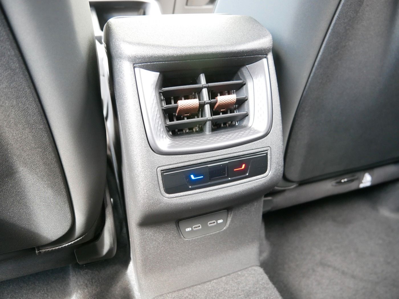 Fahrzeugabbildung CUPRA Terramar 1.5 eTSI NEU51T DSG Matrix ! 4 Pakete !
