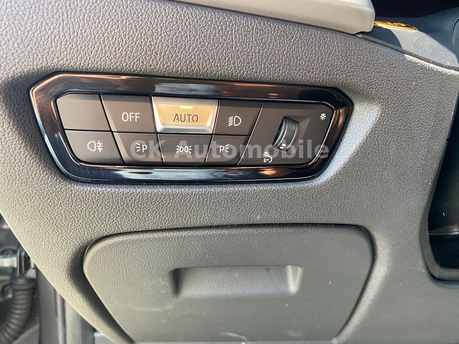 Fahrzeugabbildung BMW 318d Touring Advantage/LiveCockpit/Navi/Laser/AH