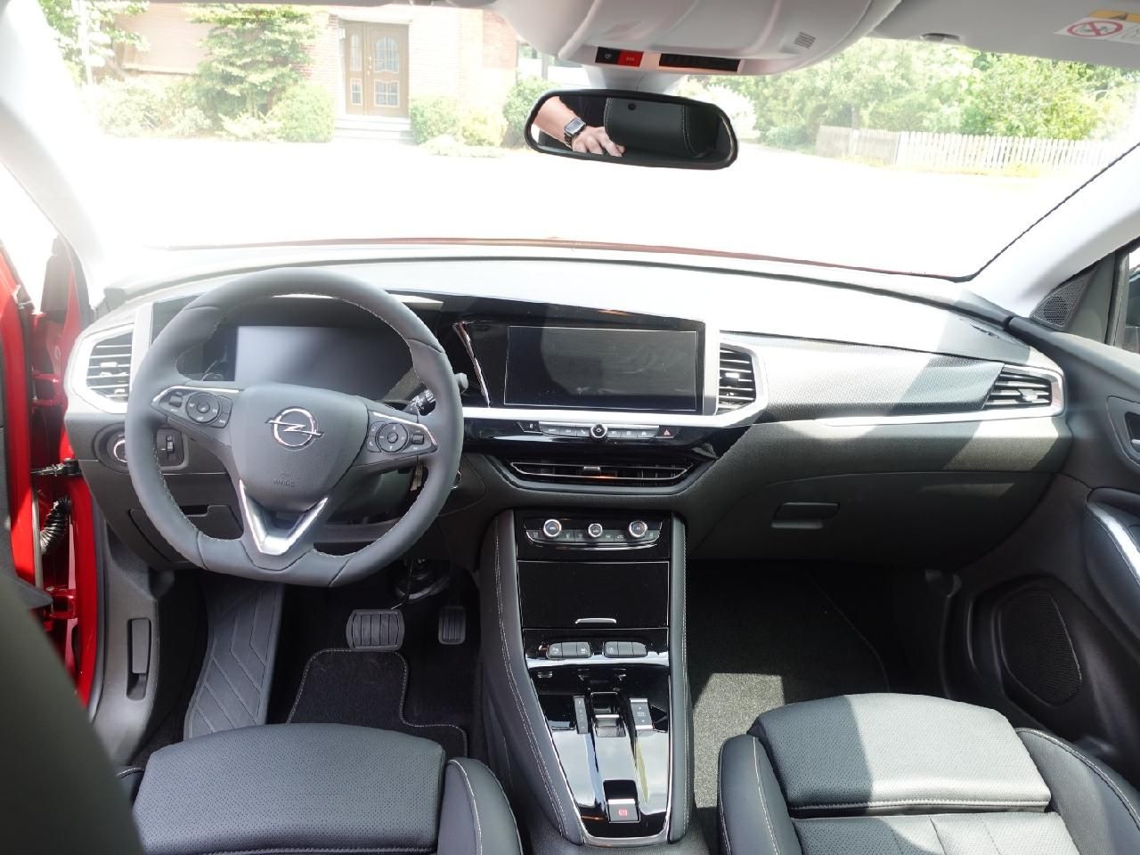 Fahrzeugabbildung Opel Grandland 1,2 Ultimate Automatik
