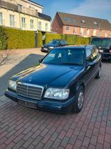 Mercedes-Benz S124 E220 Mercedes Kombi - Mercedes-Benz E 220 mit Benzin-Antrieb: Kombi