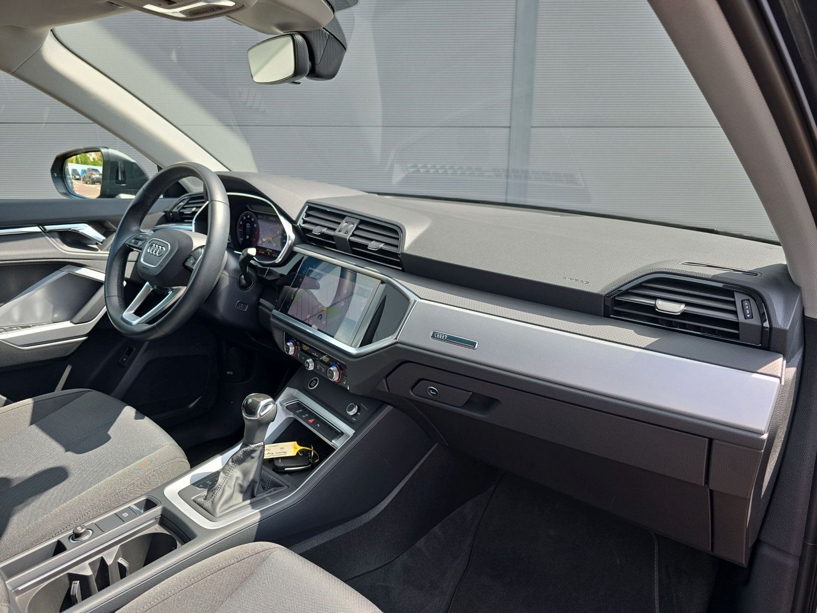 Fahrzeugabbildung Audi Q3 35 TFSI S line LED PANO STANDHZG 18"