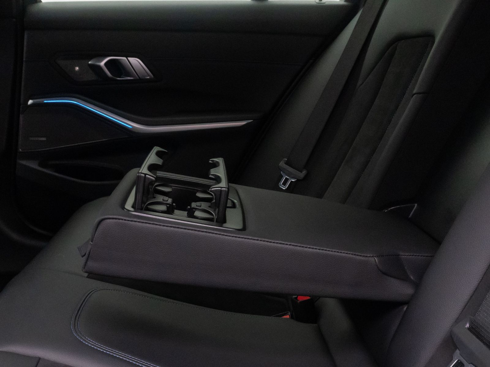 Fahrzeugabbildung BMW 330e M Sport Kamera Laser HUD DAB H/K AHK 19Zoll