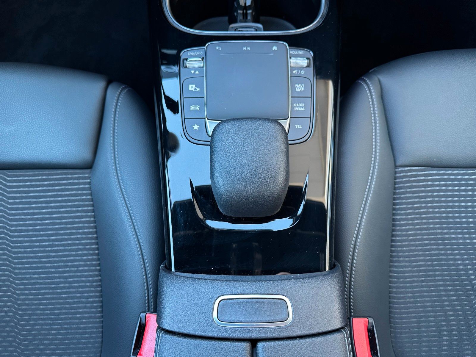 Fahrzeugabbildung Mercedes-Benz A 220d Progressive+Pano+Ambiente+RKamera+LED