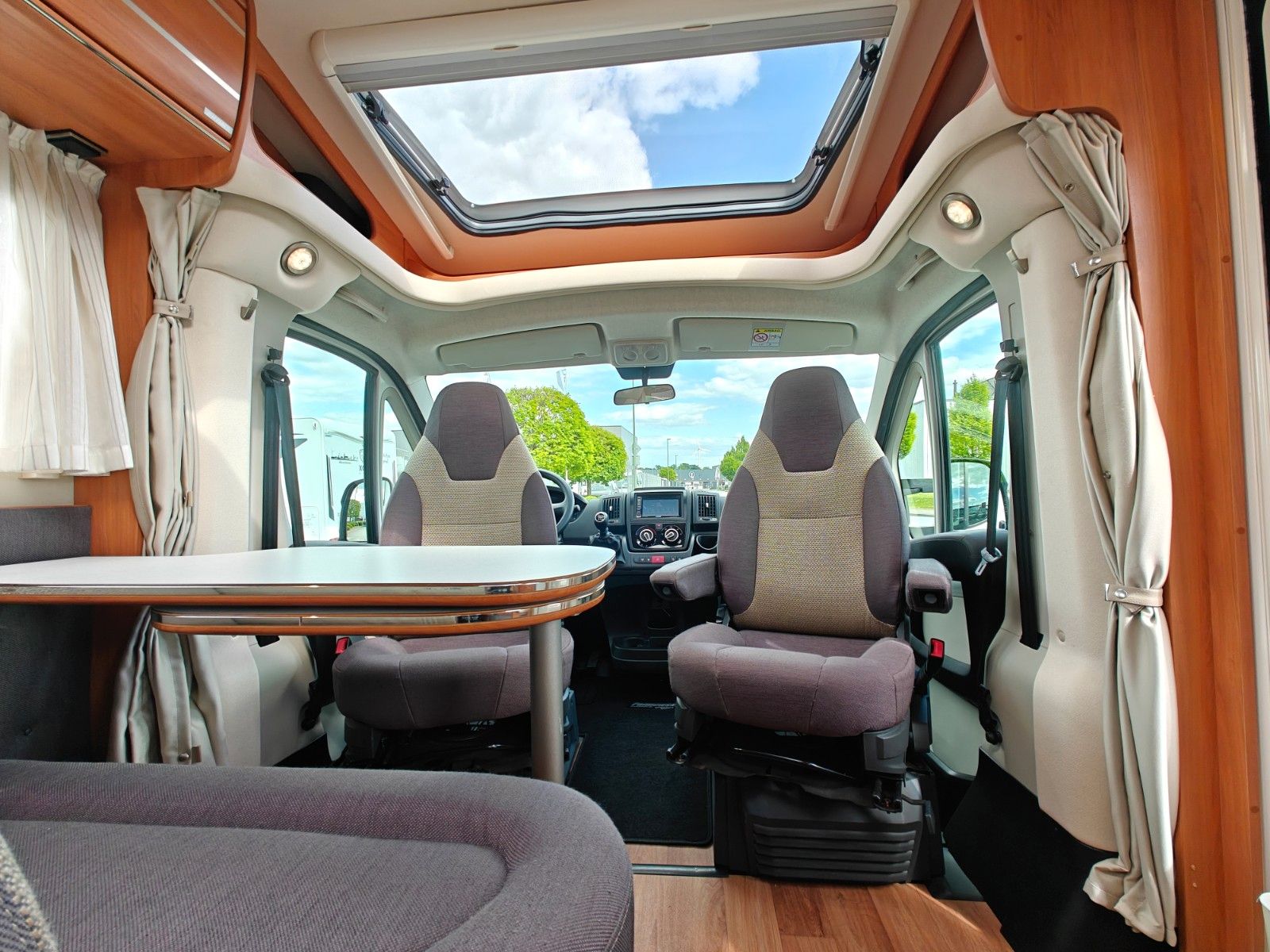 Fahrzeugabbildung HYMER / ERIBA / HYMERCAR Van 374 - Autom. SAT, TV, 2x Solar, DuoControl -