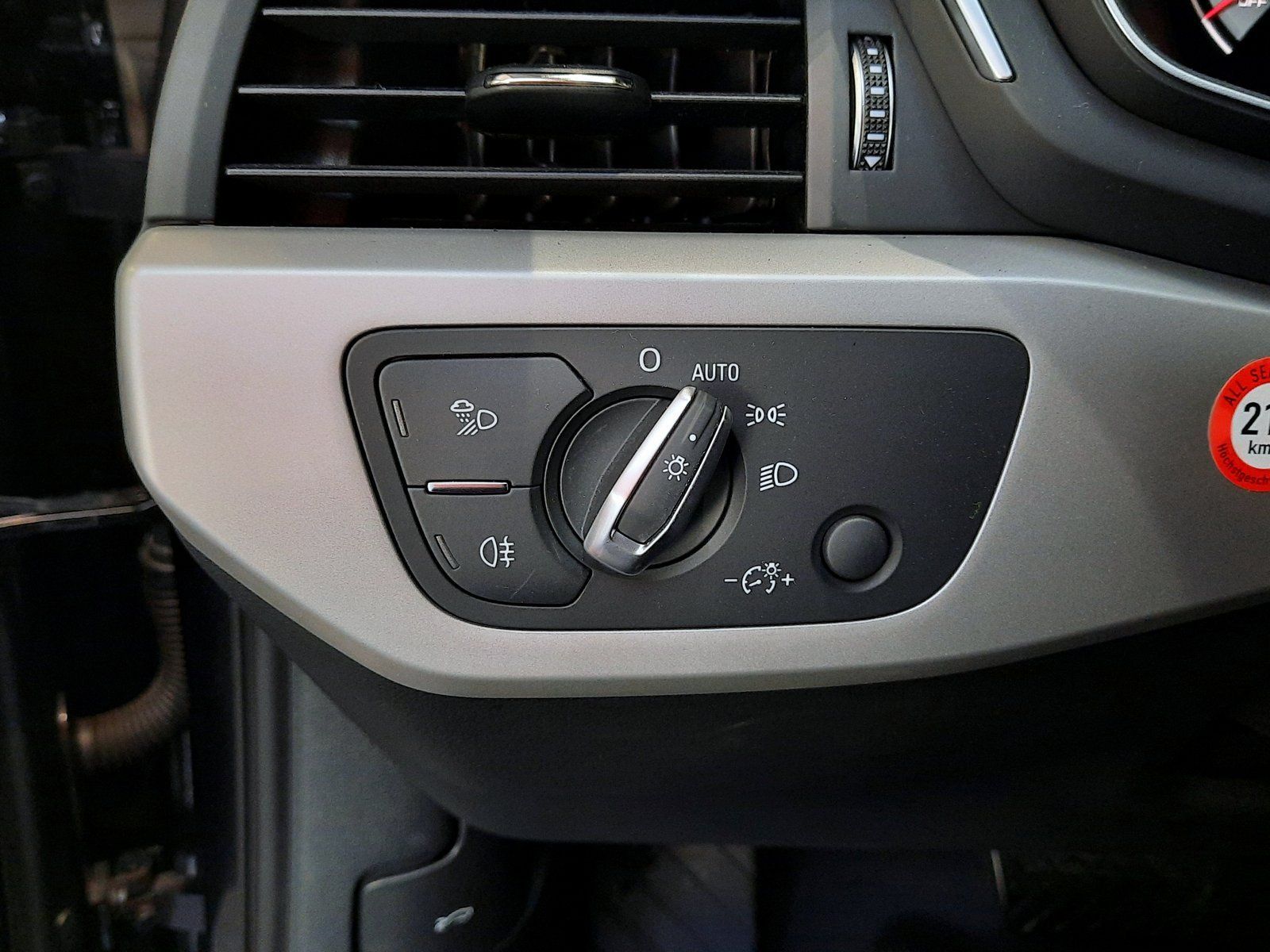 Fahrzeugabbildung Audi A4 Avant 30 TDI advanced S-tronic *AHK*LED*Navi*