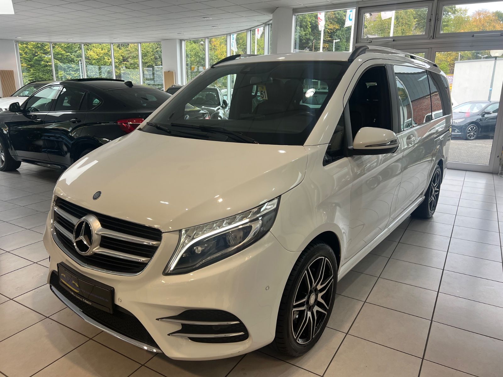 Fahrzeugabbildung Mercedes-Benz V 250 d 4MATIC lang AMG LINE *PANO*Perlmutt-Weiß