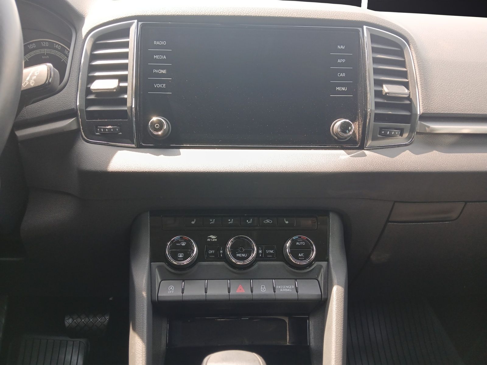 Fahrzeugabbildung SKODA Karoq TSI Ambition  DSG LED Navi GRA PDC SH LM