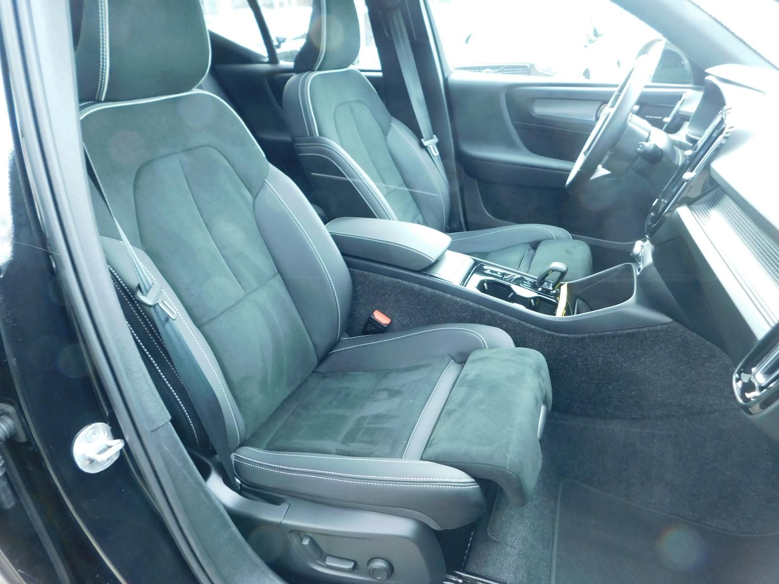 Fahrzeugabbildung Volvo XC40 B3 Ultra Black Editon "Glasdach,360°Cam"