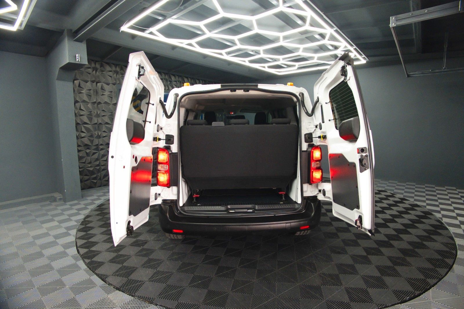Fahrzeugabbildung Opel Vivaro Kombi S | 9 Sitze | Klima | DAB | TÜV NEU